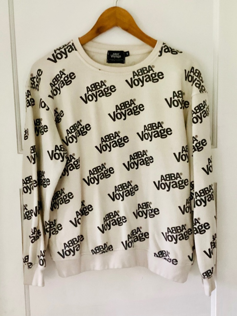 ABBA Voyage All Over Logo Sweatshirt Women’s Size S Cream Retro Music Band Swag